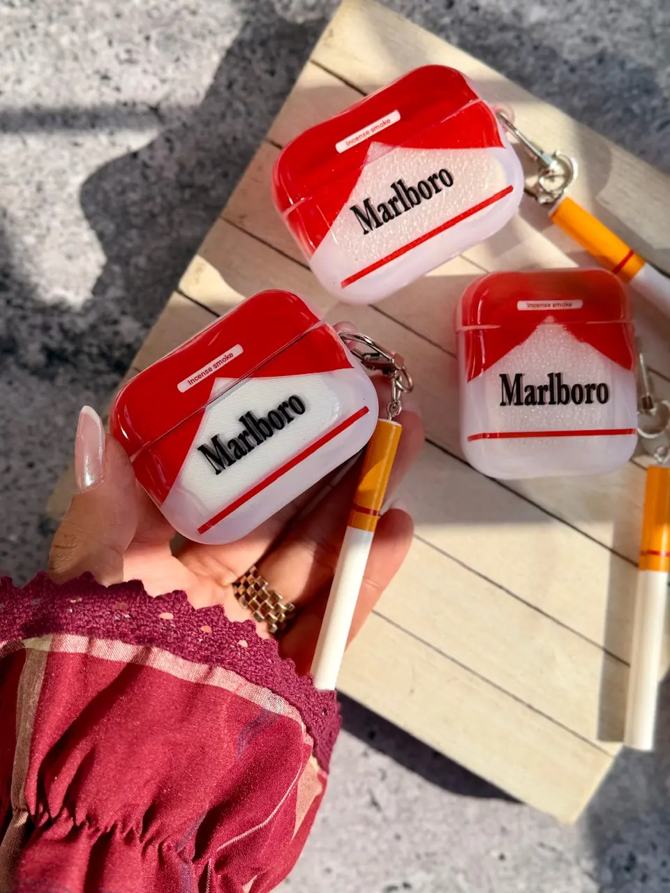 2f3c4e-1 ایرپاد Marlboro Red با آویز سیگار (کدa0287) - Image 1